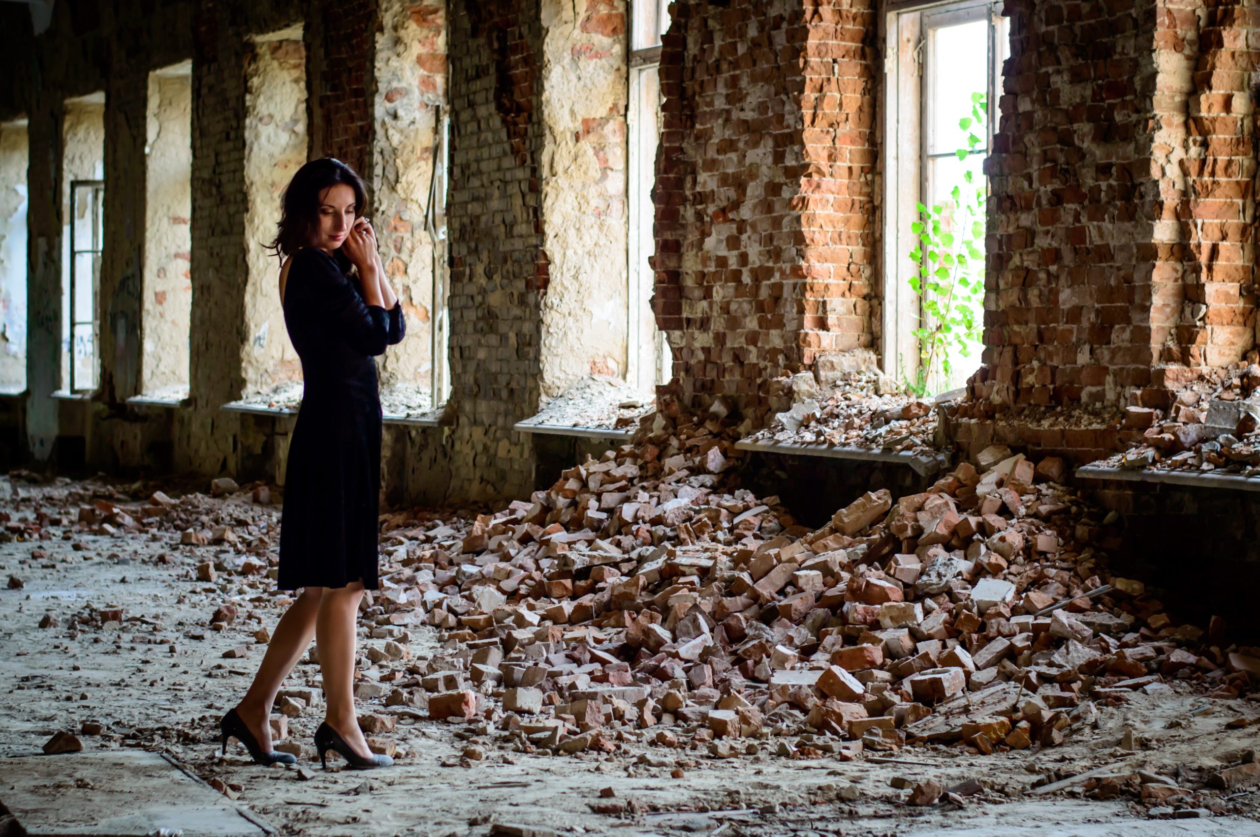 Голая девушка у развалин здания